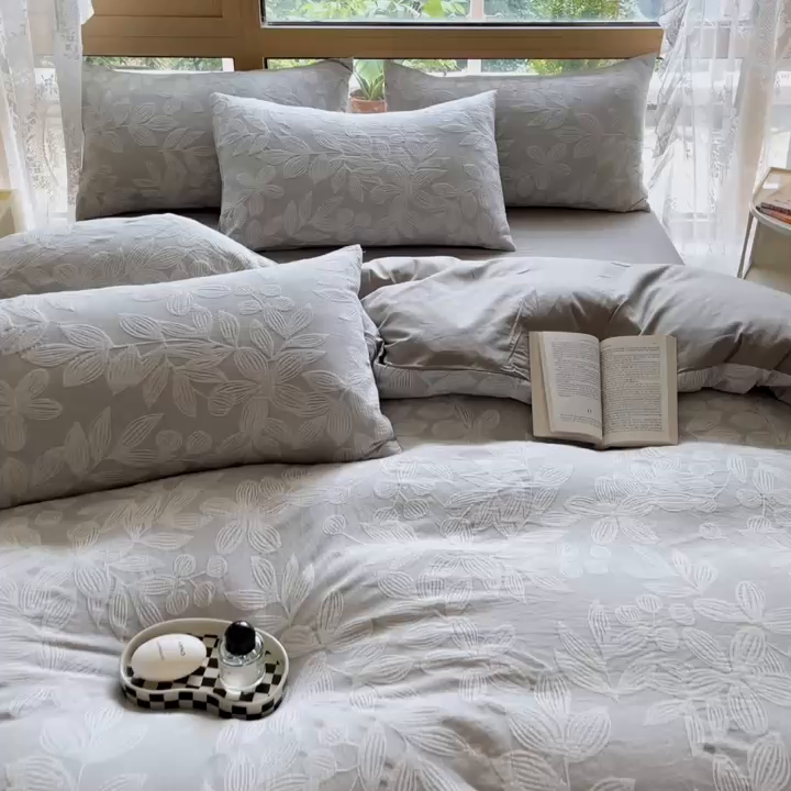 91家纺网 家纺一手货源 找家纺 琪格格纺织 2023新款爱在春秋系列A类纯棉加厚色织三层纱四件套 爱在春秋灰