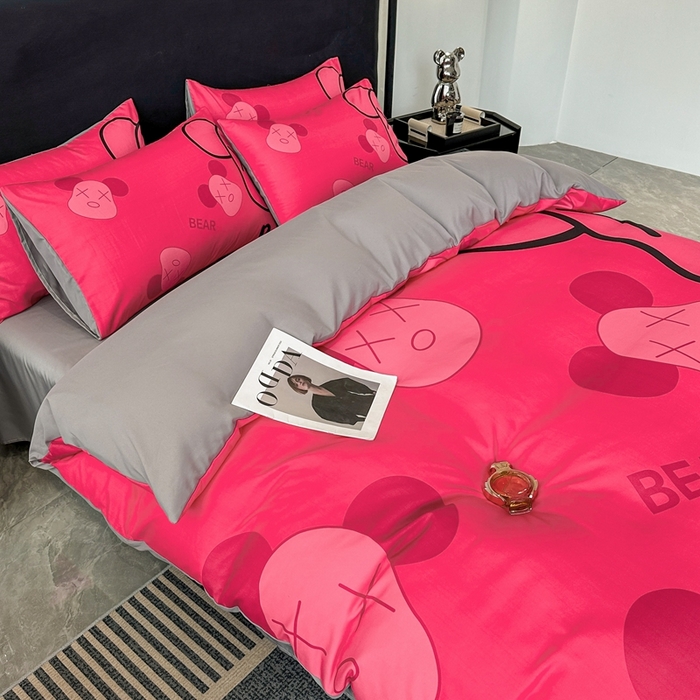 91家纺网 家纺一手货源 找家纺 色鬼布艺 2023新款加厚双面磨毛数码大版印花四件套 乖乖熊-红