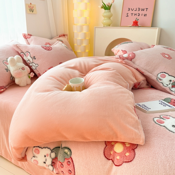 91家纺网 家纺一手货源 找家纺 同田家纺 2024秋冬新品雪花绒牛奶绒印花四件套 草莓兔