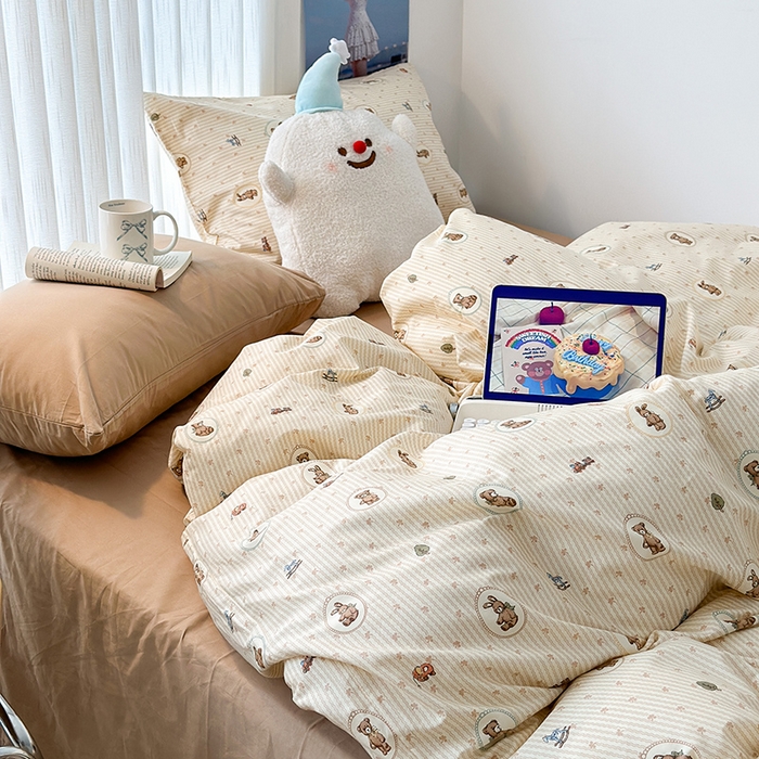 91家纺网 家纺一手货源 找家纺 昔可家纺 2023新款法式田园花卉混搭全棉四件套 童年玩偶咖