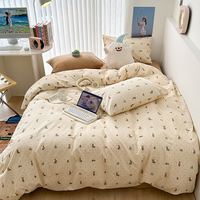 91家纺网 家纺一手货源 找家纺 昔可家纺 2023新款法式田园花卉混搭全棉四件套 童年玩偶咖