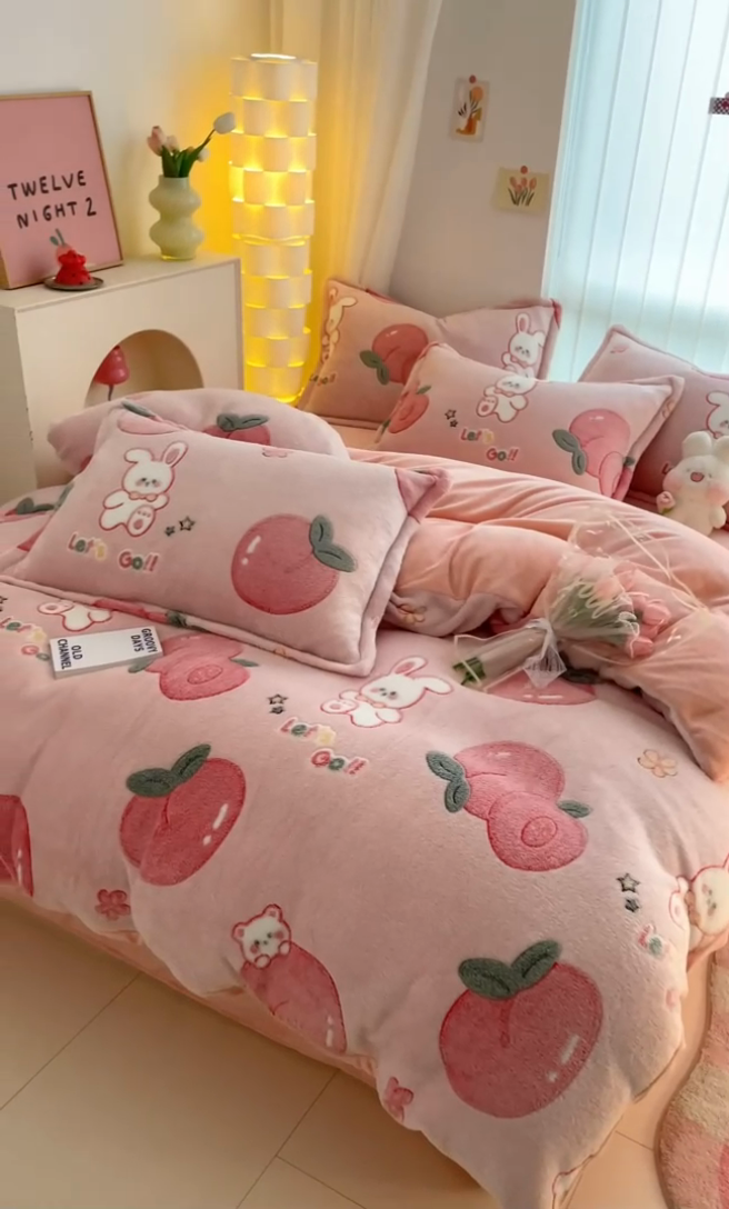 91家纺网 家纺一手货源 找家纺 同田家纺 2024秋冬新品雪花绒牛奶绒印花四件套 樱桃小兔