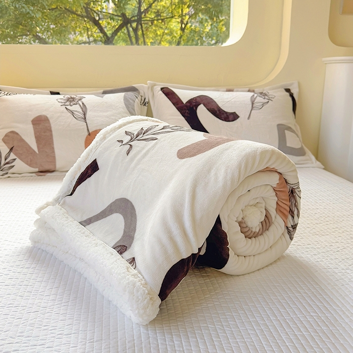 91家纺网 家纺一手货源 找家纺 沐慕 2023新款毛毯 简约字母