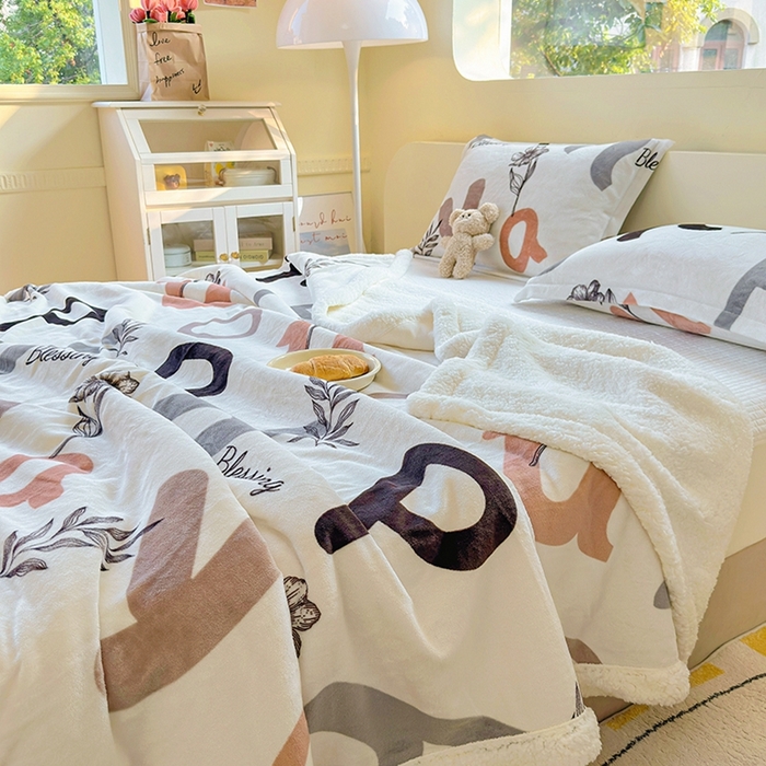 91家纺网 家纺一手货源 找家纺 沐慕 2023新款毛毯 简约字母