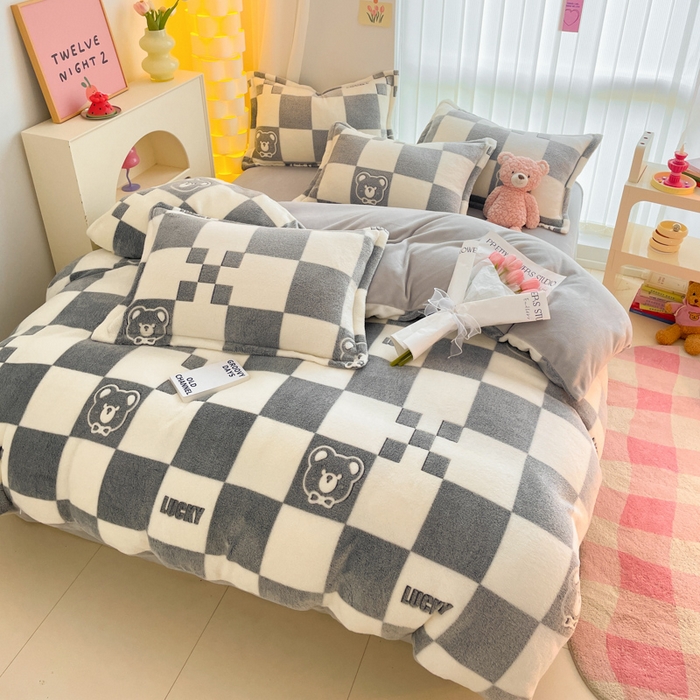 91家纺网 家纺一手货源 找家纺 同田家纺 2024秋冬新品雪花绒牛奶绒印花四件套 棋盘熊