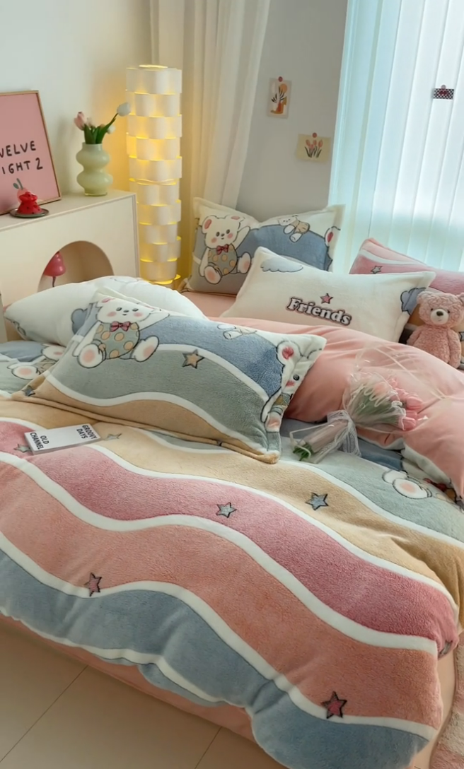 91家纺网 家纺一手货源 找家纺 同田家纺 2024秋冬新品雪花绒牛奶绒印花四件套 彩条小熊