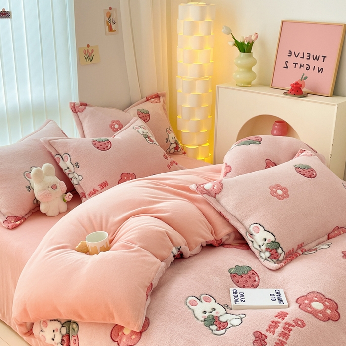 91家纺网 家纺一手货源 找家纺 同田家纺 2024秋冬新品雪花绒牛奶绒印花四件套 草莓兔