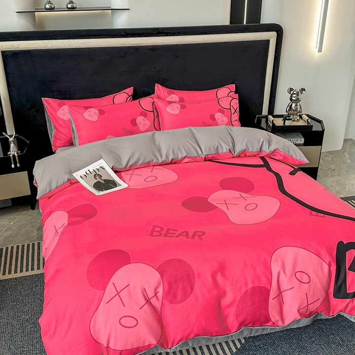 91家纺网 家纺一手货源 找家纺 色鬼布艺 2023新款加厚双面磨毛数码大版印花四件套 乖乖熊-红