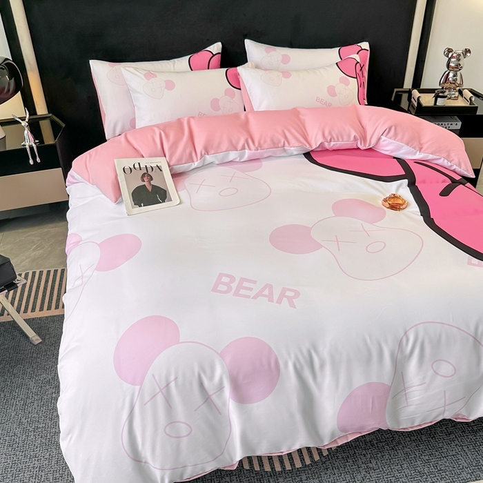 91家纺网 家纺一手货源 找家纺 色鬼布艺 2023新款加厚双面磨毛数码大版印花四件套 乖乖熊-粉