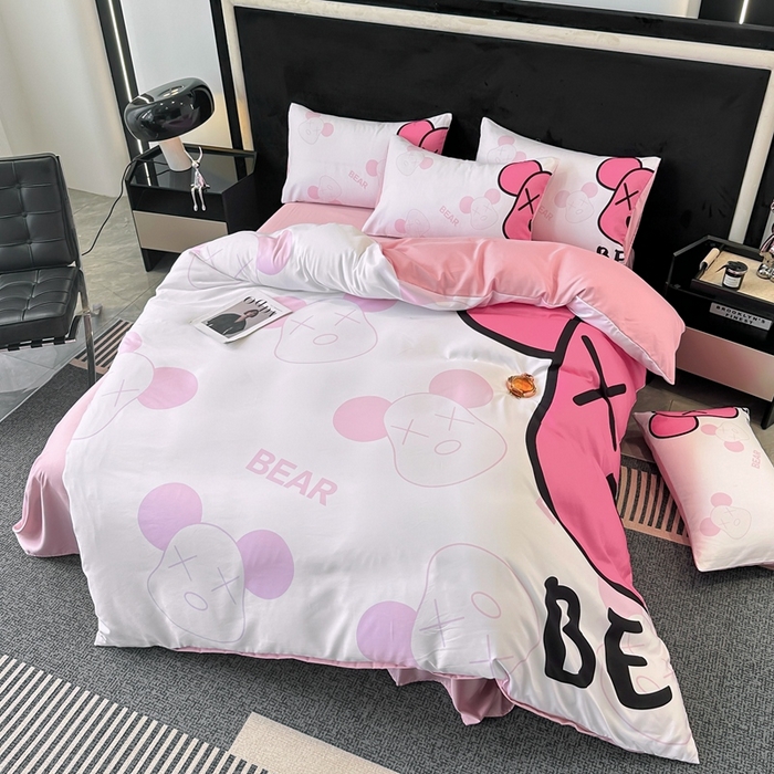 91家纺网 家纺一手货源 找家纺 色鬼布艺 2023新款加厚双面磨毛数码大版印花四件套 乖乖熊-粉