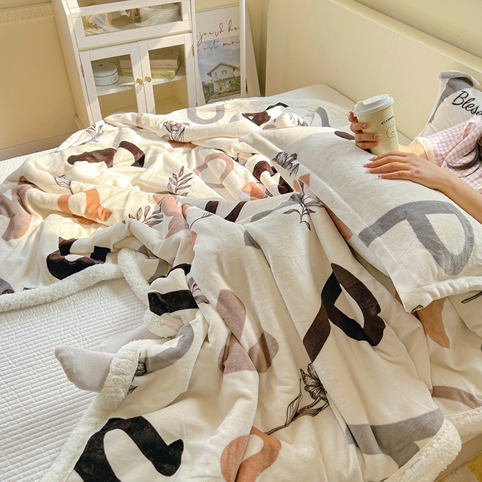 91家纺网 家纺一手货源 找家纺 沐慕 2023新款毛毯 简约字母