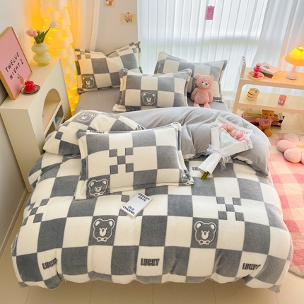 91家纺网 家纺一手货源 找家纺 同田家纺 2024秋冬新品雪花绒牛奶绒印花四件套 棋盘熊