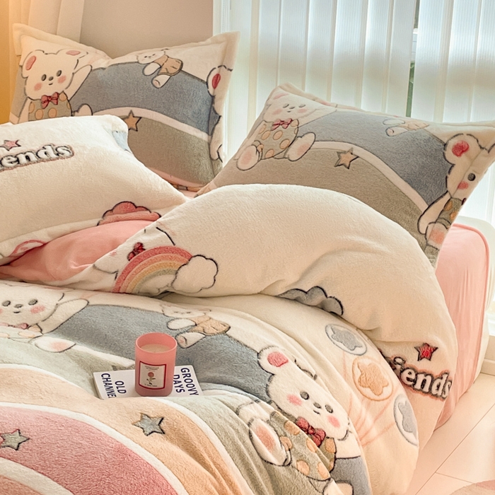 91家纺网 家纺一手货源 找家纺 同田家纺 2024秋冬新品雪花绒牛奶绒印花四件套 彩条小熊