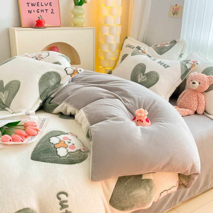 91家纺网 家纺一手货源 找家纺 同田家纺 2024秋冬新品雪花绒牛奶绒印花四件套 爱心熊