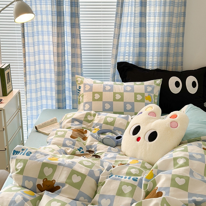 91家纺网 家纺一手货源 找家纺 昔可家纺 2023新款多巴胺卡通学生季全棉四件套 格子爱心熊