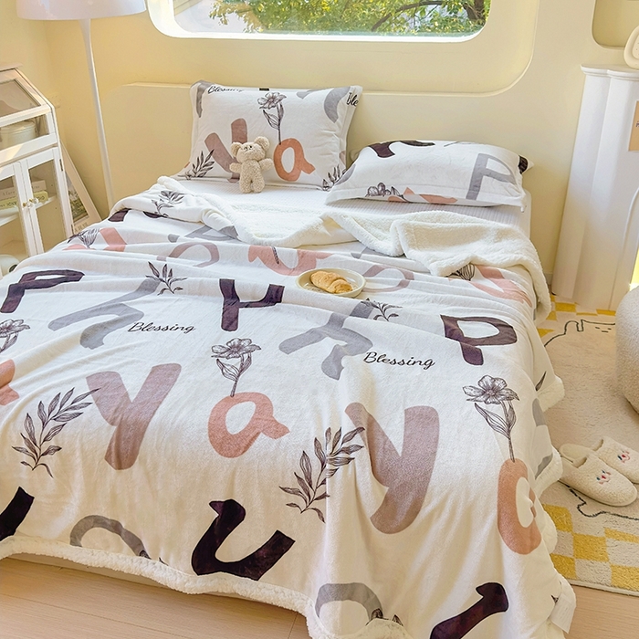 91家纺网 家纺一手货源 找家纺 沐慕 2023新款毛毯 简约字母