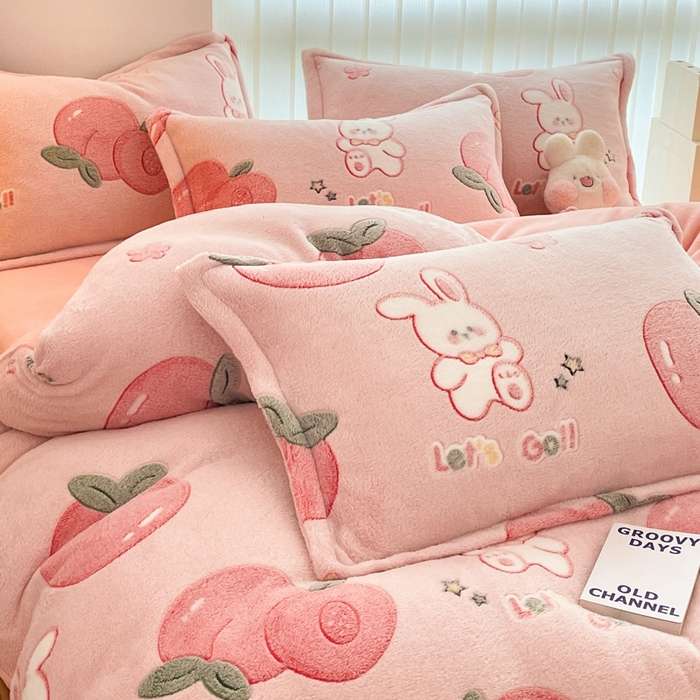 91家纺网 家纺一手货源 找家纺 同田家纺 2024秋冬新品雪花绒牛奶绒印花四件套 樱桃小兔