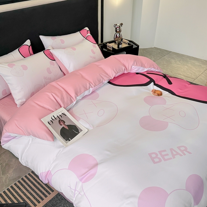 91家纺网 家纺一手货源 找家纺 色鬼布艺 2023新款加厚双面磨毛数码大版印花四件套 乖乖熊-粉