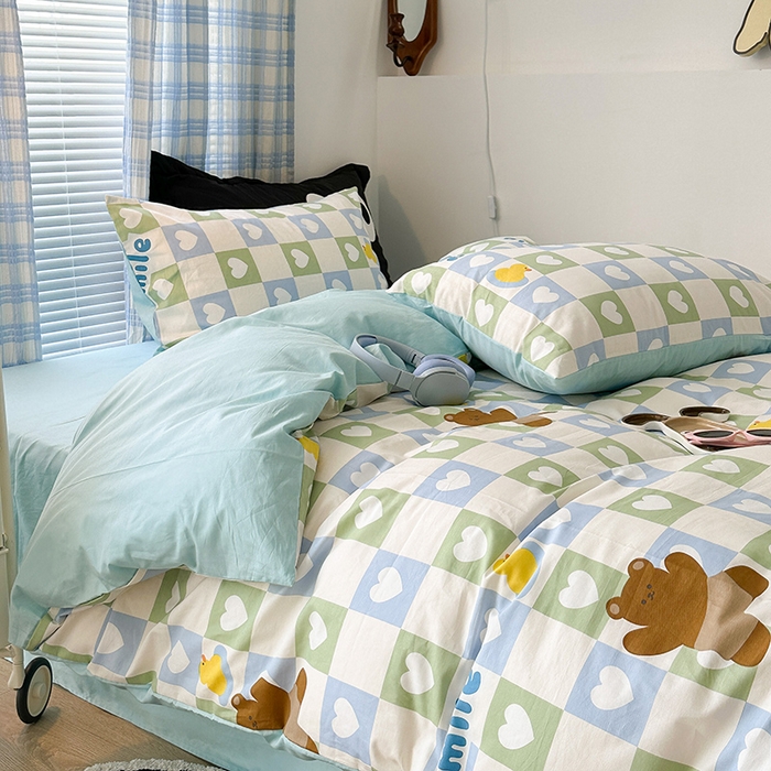 91家纺网 家纺一手货源 找家纺 昔可家纺 2023新款多巴胺卡通学生季全棉四件套 格子爱心熊