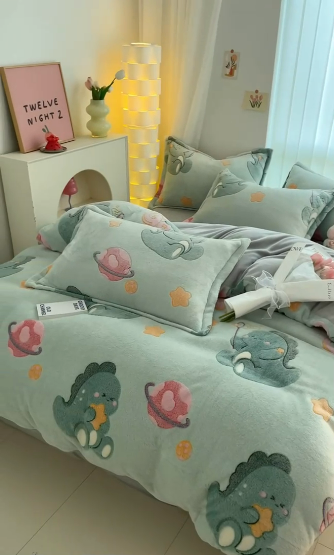 91家纺网 家纺一手货源 找家纺 同田家纺 2024秋冬新品雪花绒牛奶绒印花四件套 星球恐龙