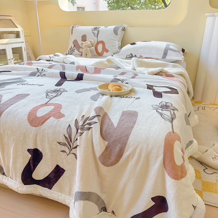 91家纺网 家纺一手货源 找家纺 沐慕 2023新款毛毯 简约字母