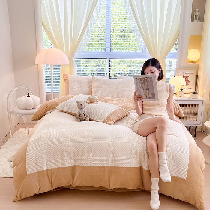 91家纺网 家纺一手货源 找家纺 新月家纺（锦威郎） 2024新款秋冬230克海貂绒牛奶绒四件套-艾梵希 艾梵希- 驼