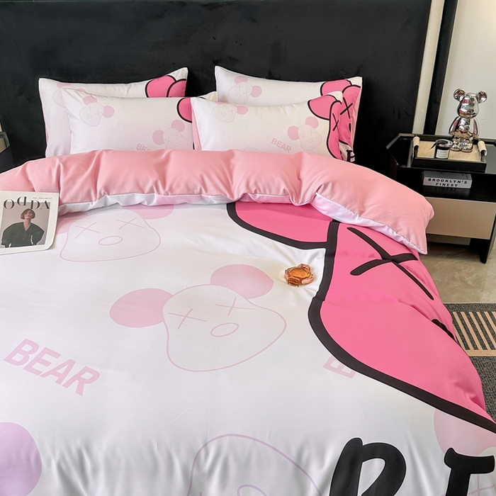 91家纺网 家纺一手货源 找家纺 色鬼布艺 2023新款加厚双面磨毛数码大版印花四件套 乖乖熊-粉