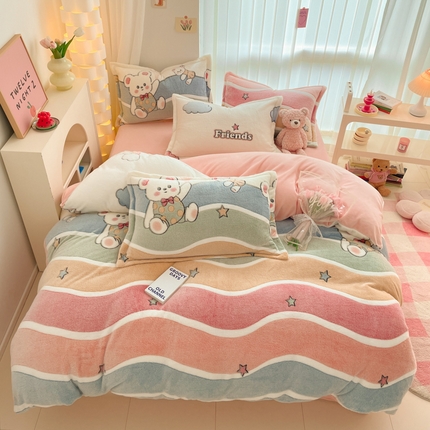 91家纺网 家纺一手货源 找家纺 同田家纺 2024秋冬新品雪花绒牛奶绒印花四件套 彩条小熊