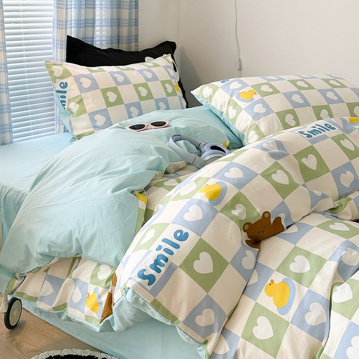 91家纺网 家纺一手货源 找家纺 昔可家纺 2023新款多巴胺卡通学生季全棉四件套 格子爱心熊