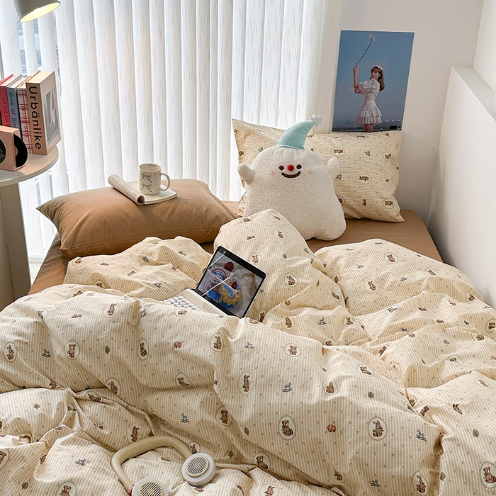 91家纺网 家纺一手货源 找家纺 昔可家纺 2023新款法式田园花卉混搭全棉四件套 童年玩偶咖