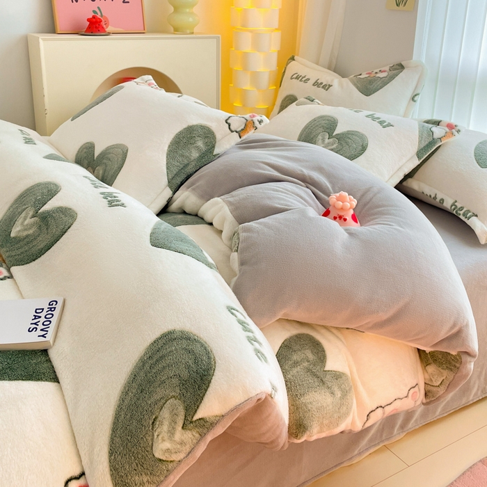 91家纺网 家纺一手货源 找家纺 同田家纺 2024秋冬新品雪花绒牛奶绒印花四件套 爱心熊