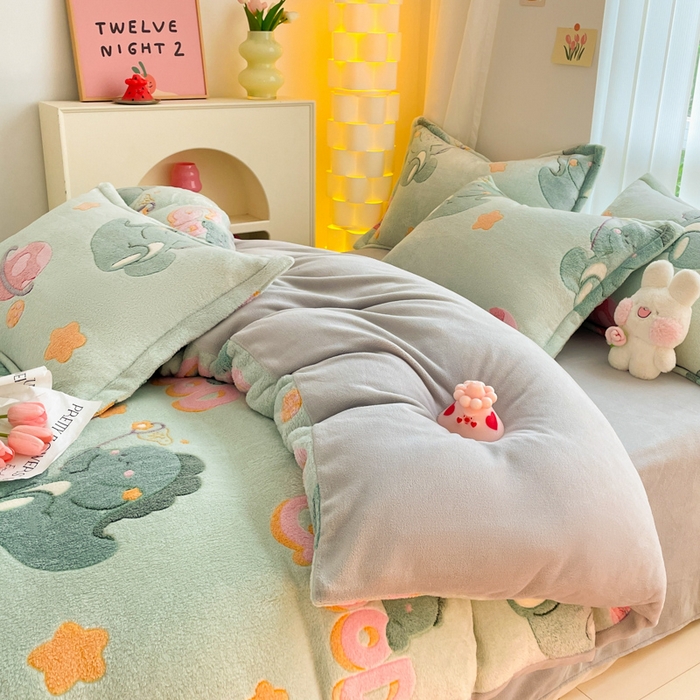 91家纺网 家纺一手货源 找家纺 同田家纺 2024秋冬新品雪花绒牛奶绒印花四件套 星球恐龙