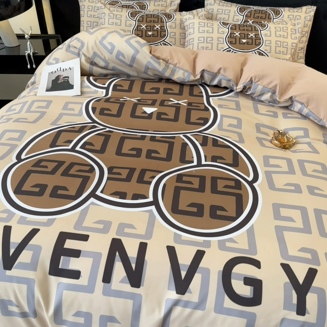 91家纺网 家纺一手货源 找家纺 色鬼布艺 2023新款加厚双面磨毛数码大版印花四件套 可可熊