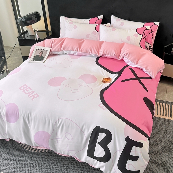 91家纺网 家纺一手货源 找家纺 色鬼布艺 2023新款加厚双面磨毛数码大版印花四件套 乖乖熊-粉