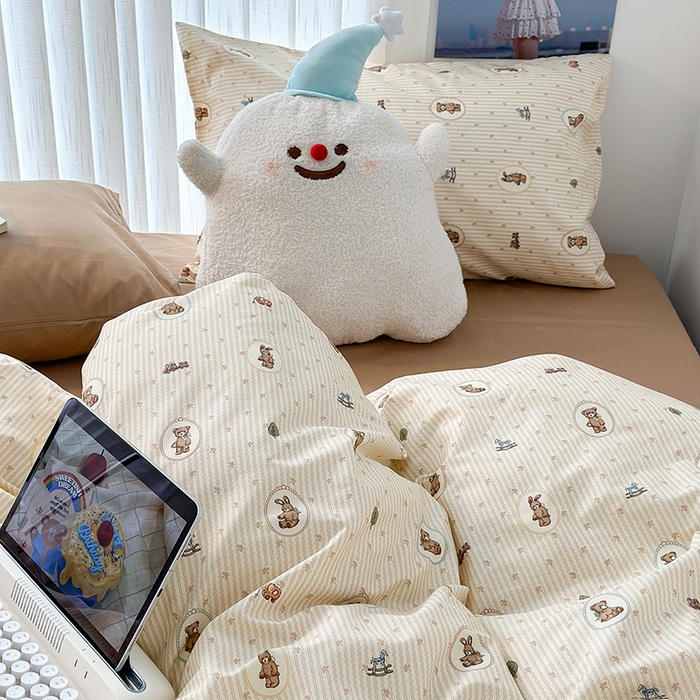 91家纺网 家纺一手货源 找家纺 昔可家纺 2023新款法式田园花卉混搭全棉四件套 童年玩偶咖