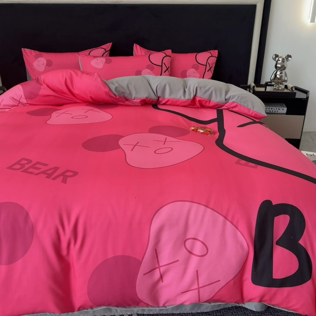 91家纺网 家纺一手货源 找家纺 色鬼布艺 2023新款加厚双面磨毛数码大版印花四件套 乖乖熊-红