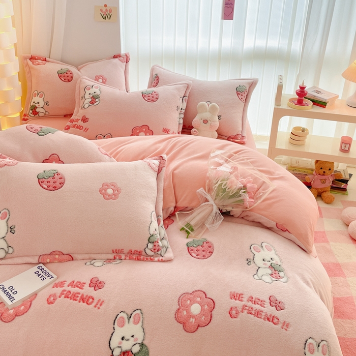 91家纺网 家纺一手货源 找家纺 同田家纺 2024秋冬新品雪花绒牛奶绒印花四件套 草莓兔