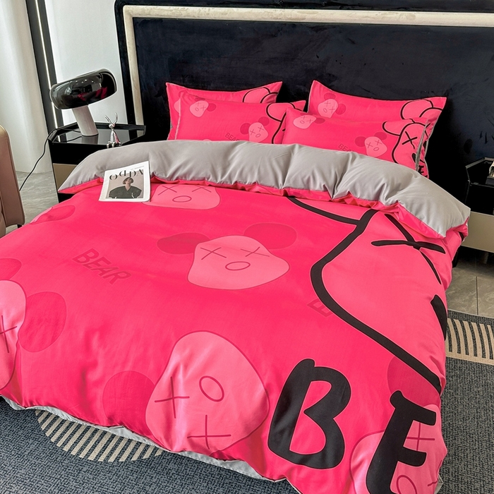 91家纺网 家纺一手货源 找家纺 色鬼布艺 2023新款加厚双面磨毛数码大版印花四件套 乖乖熊-红