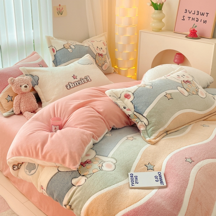 91家纺网 家纺一手货源 找家纺 同田家纺 2024秋冬新品雪花绒牛奶绒印花四件套 彩条小熊