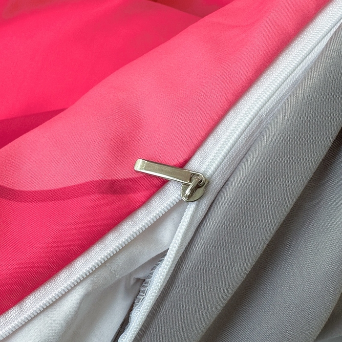 91家纺网 家纺一手货源 找家纺 色鬼布艺 2023新款加厚双面磨毛数码大版印花四件套 乖乖熊-红