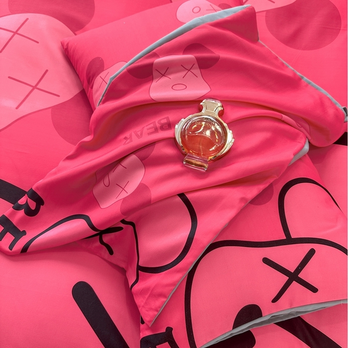 91家纺网 家纺一手货源 找家纺 色鬼布艺 2023新款加厚双面磨毛数码大版印花四件套 乖乖熊-红