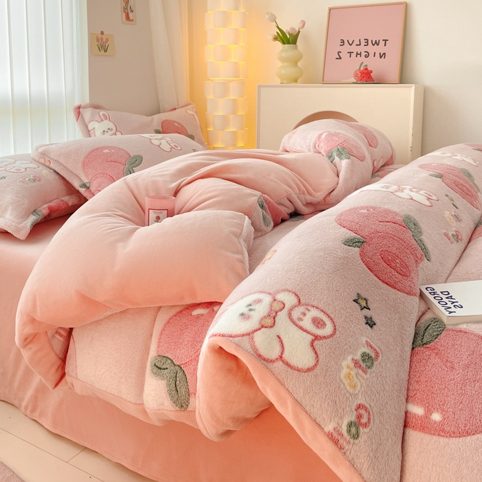 91家纺网 家纺一手货源 找家纺 同田家纺 2024秋冬新品雪花绒牛奶绒印花四件套 樱桃小兔