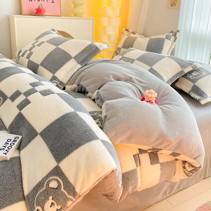 91家纺网 家纺一手货源 找家纺 同田家纺 2024秋冬新品雪花绒牛奶绒印花四件套 棋盘熊