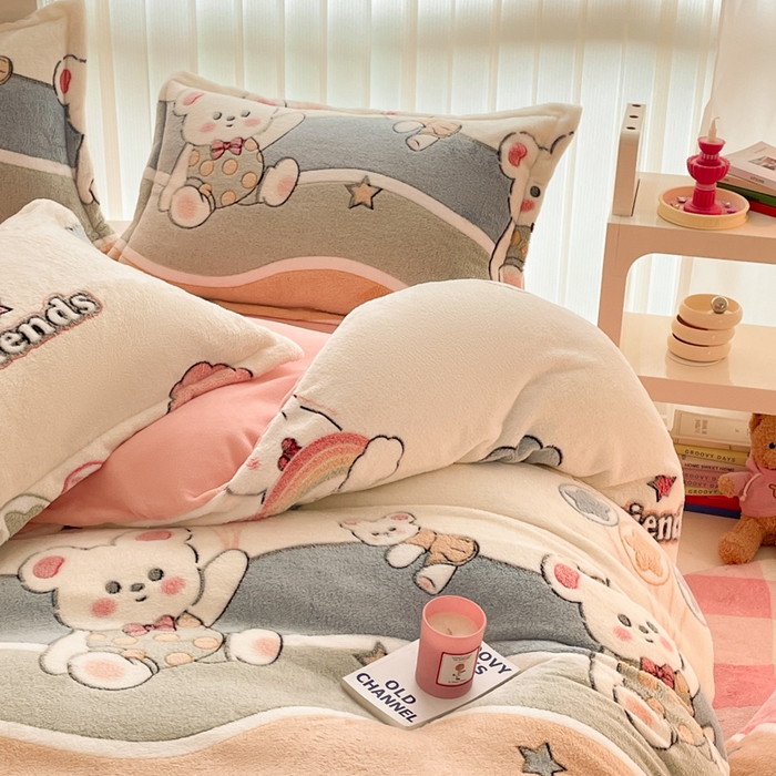 91家纺网 家纺一手货源 找家纺 同田家纺 2024秋冬新品雪花绒牛奶绒印花四件套 彩条小熊