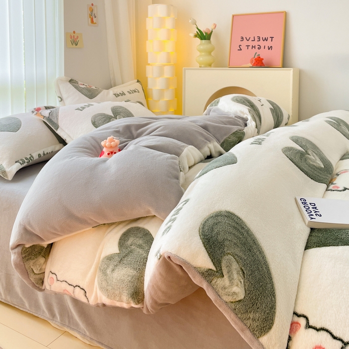 91家纺网 家纺一手货源 找家纺 同田家纺 2024秋冬新品雪花绒牛奶绒印花四件套 爱心熊