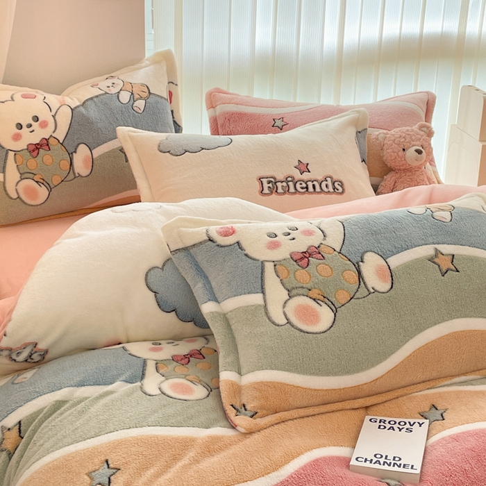 91家纺网 家纺一手货源 找家纺 同田家纺 2024秋冬新品雪花绒牛奶绒印花四件套 彩条小熊