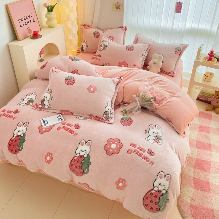 91家纺网 家纺一手货源 找家纺 同田家纺 2024秋冬新品雪花绒牛奶绒印花四件套 草莓兔