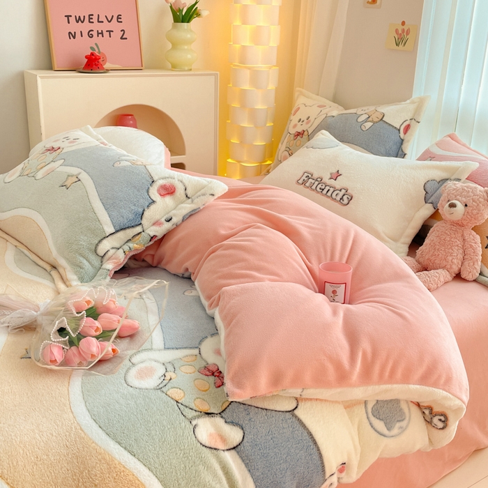 91家纺网 家纺一手货源 找家纺 同田家纺 2024秋冬新品雪花绒牛奶绒印花四件套 彩条小熊