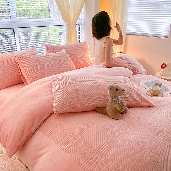 91家纺网 家纺一手货源 找家纺 新月家纺（锦威郎） 2024新款秋冬230克海貂绒牛奶绒四件套-艾梵希 艾梵希- 粉