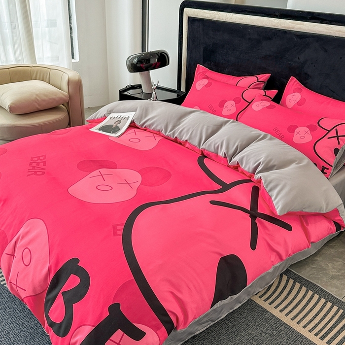 91家纺网 家纺一手货源 找家纺 色鬼布艺 2023新款加厚双面磨毛数码大版印花四件套 乖乖熊-红